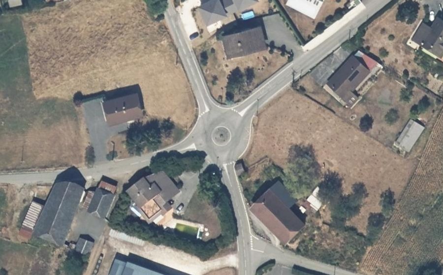 Vue aérienne du Rond-point anonyme n°320289039