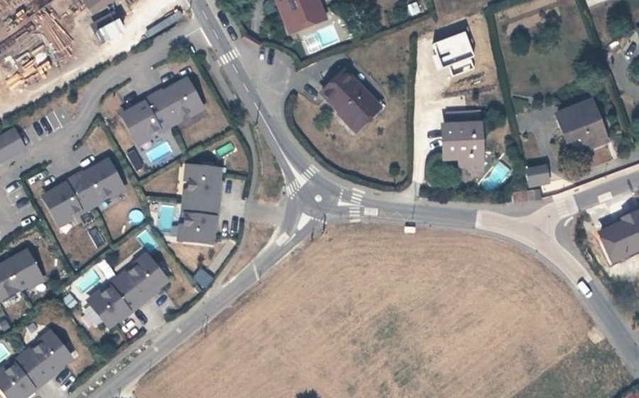 Vue aérienne du Rond-point anonyme n°320295076
