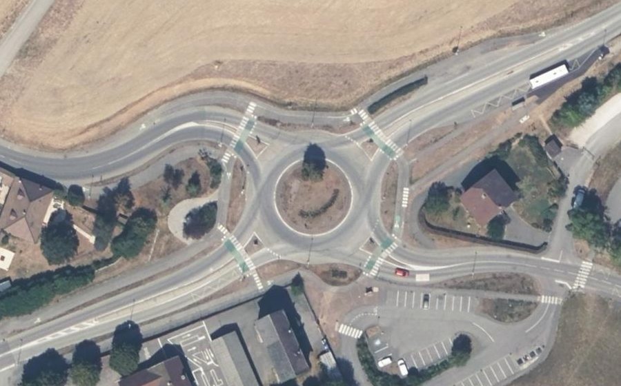 Vue aérienne du Rond-point anonyme n°320295485