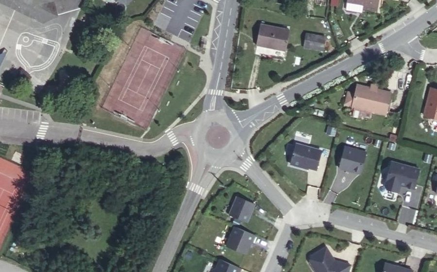 Vue aérienne du Rond-point anonyme n°320308793