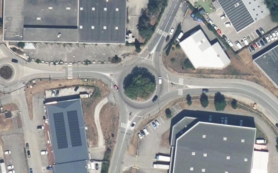 Vue aérienne du Rond-point anonyme n°320372452