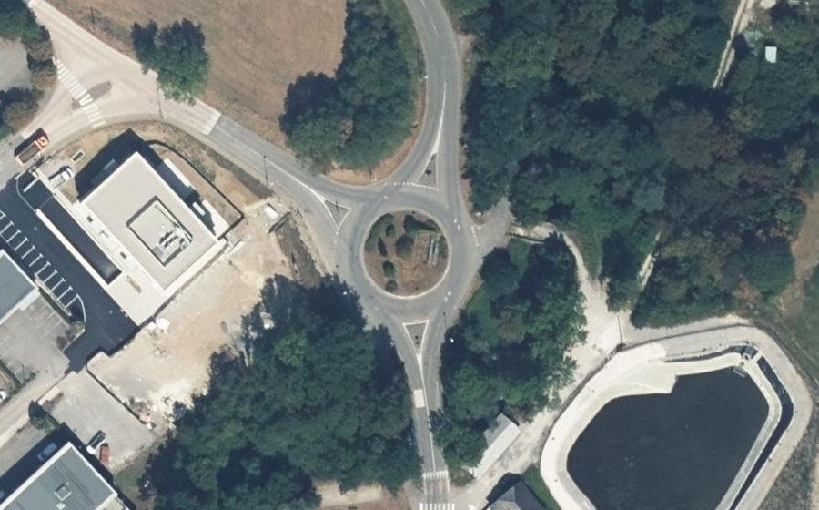 Vue aérienne du Rond-point anonyme n°320372832