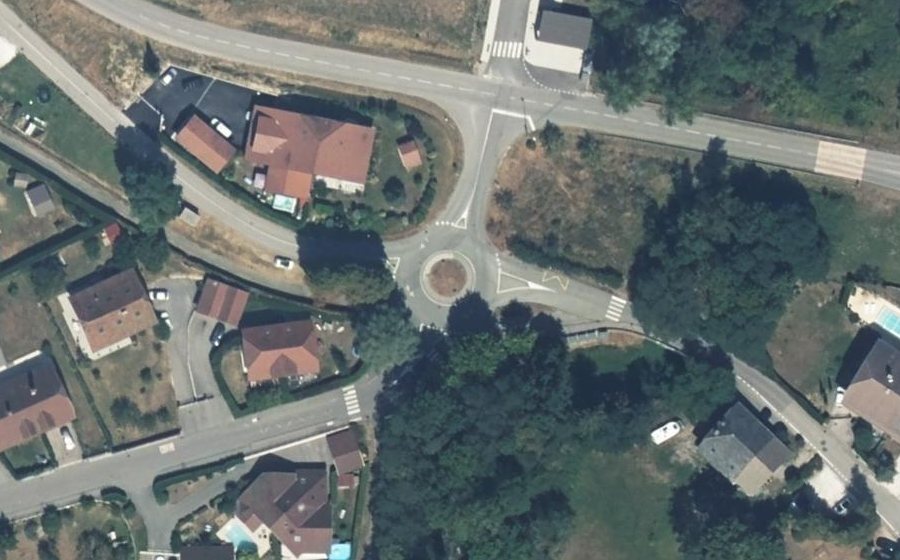 Vue aérienne du Rond-point anonyme n°320374304