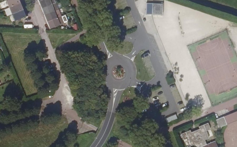 Vue aérienne du Rond-point anonyme n°320411481