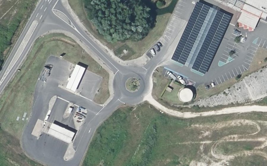 Vue aérienne du Rond-point anonyme n°320445060