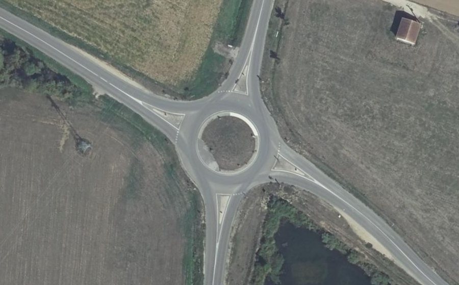 Vue aérienne du Rond-point anonyme n°320457499