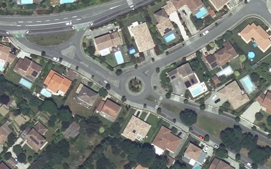 Vue aérienne du Rond-point anonyme n°32046181