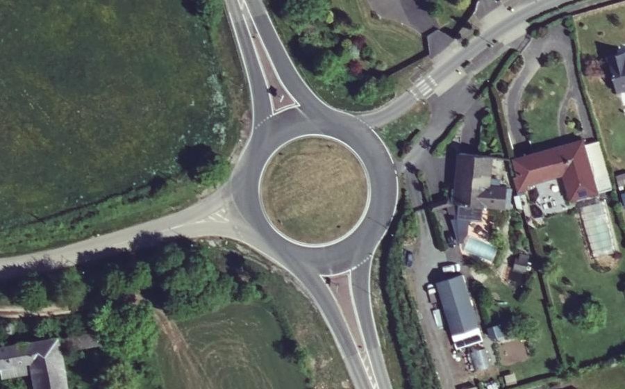 Vue aérienne du Rond-point anonyme n°320552331