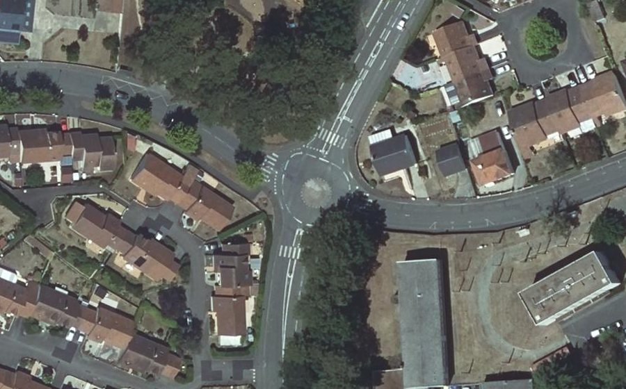 Vue aérienne du Rond-point anonyme n°32056389