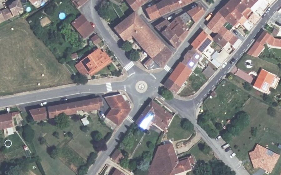 Vue aérienne du Rond-point anonyme n°320587287