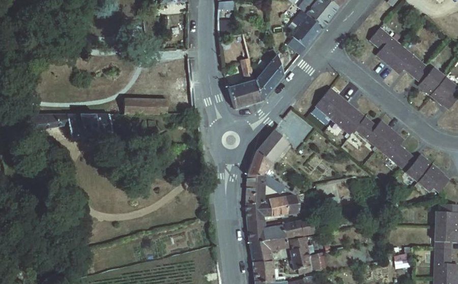 Vue aérienne du Rond-point anonyme n°32062681