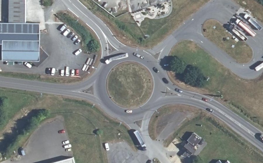 Vue aérienne du Rond-point anonyme n°320662926