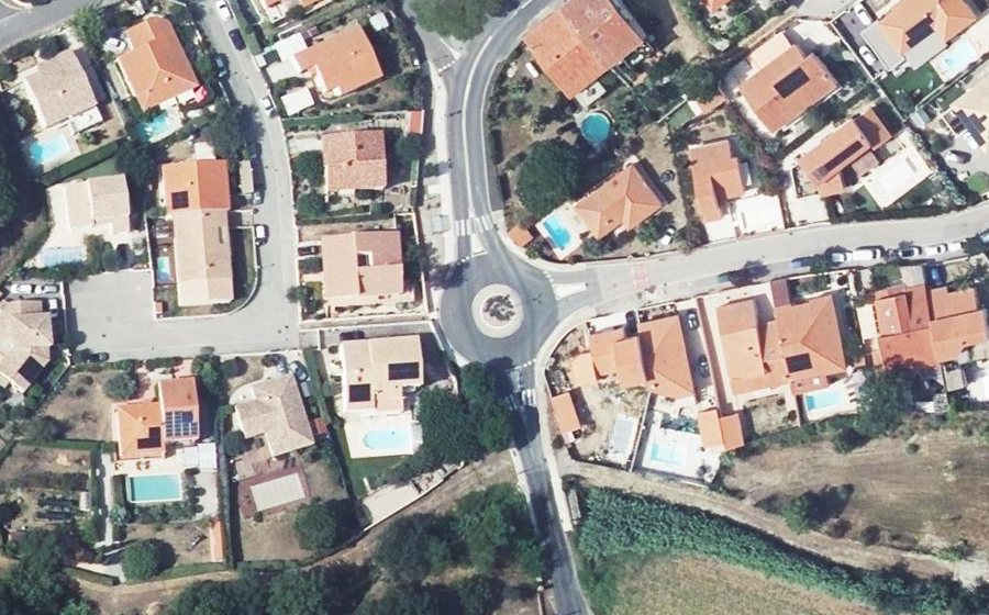 Vue aérienne du Rond-point anonyme n°320665614