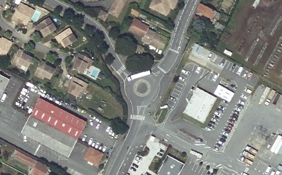 Vue aérienne du Rond-point anonyme n°32070152