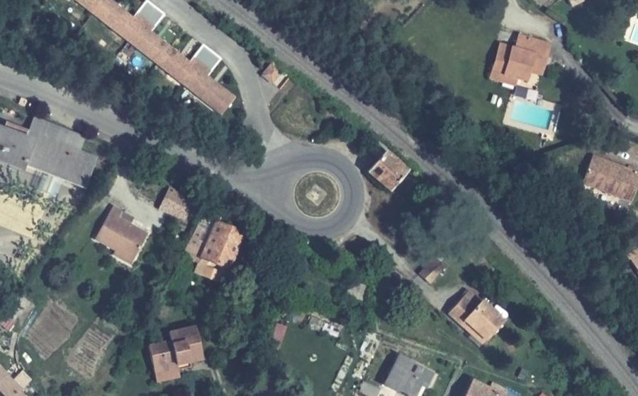 Vue aérienne du Rond-point anonyme n°320723908