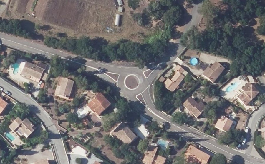 Vue aérienne du Rond-point anonyme n°32073094