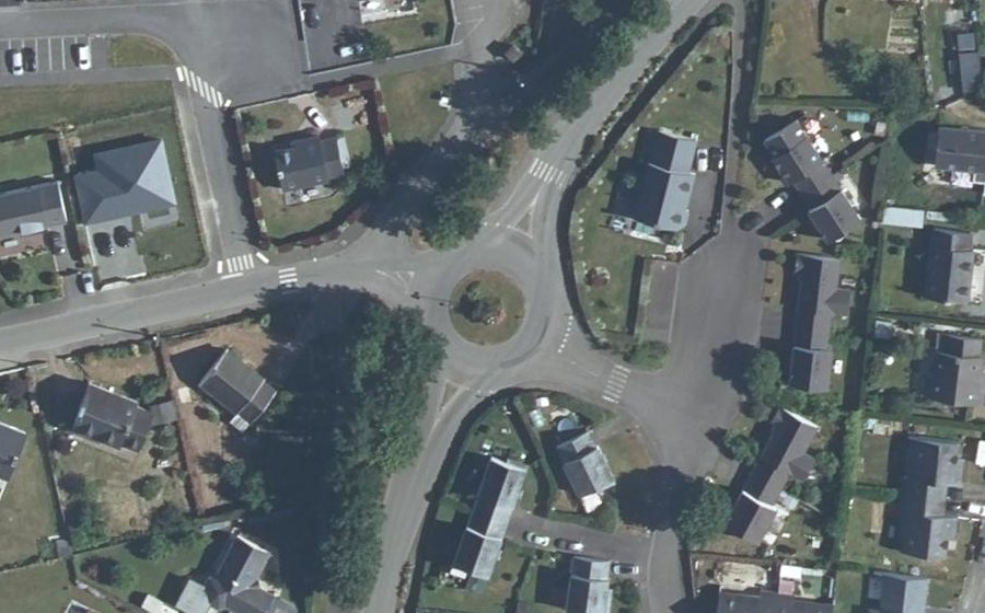 Vue aérienne du Rond-point anonyme n°320741350