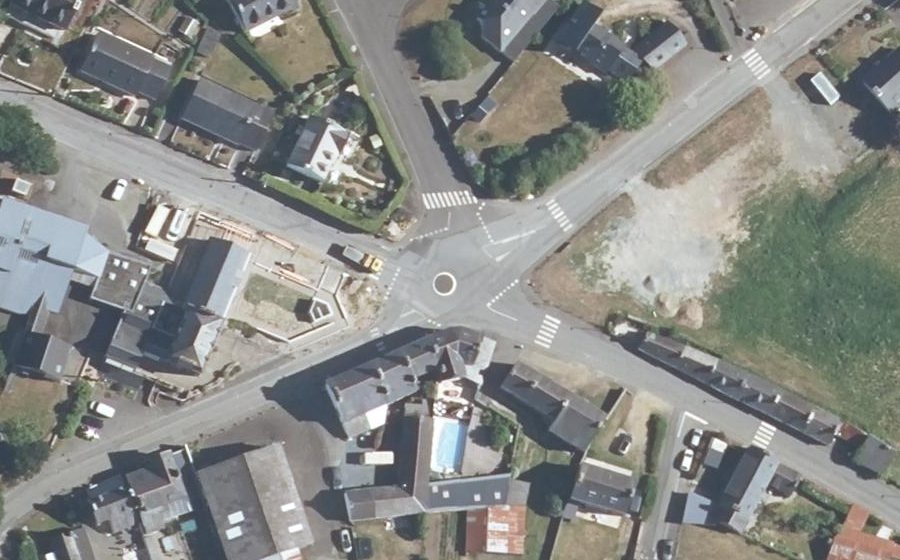 Vue aérienne du Rond-point anonyme n°320742720