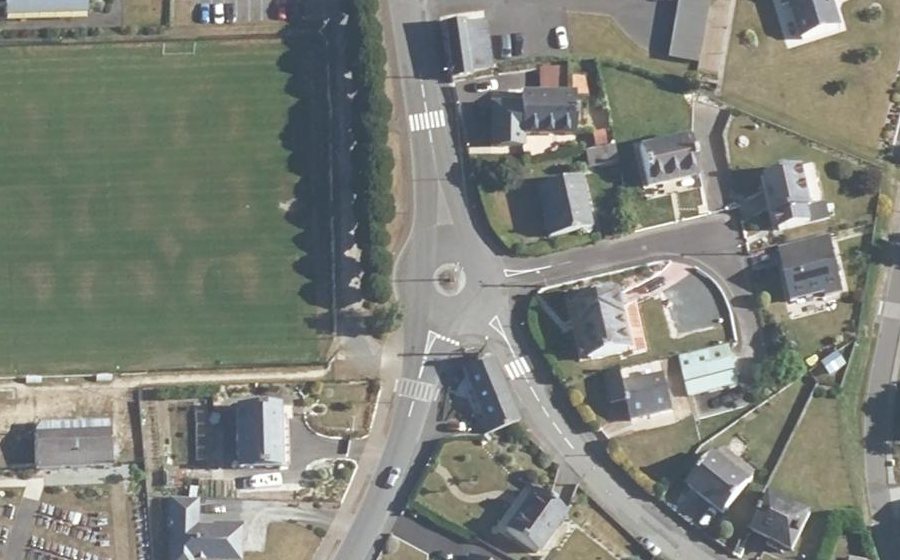 Vue aérienne du Rond-point anonyme n°320742926