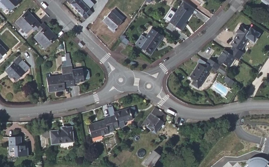 Vue aérienne du Rond-point anonyme n°320745095