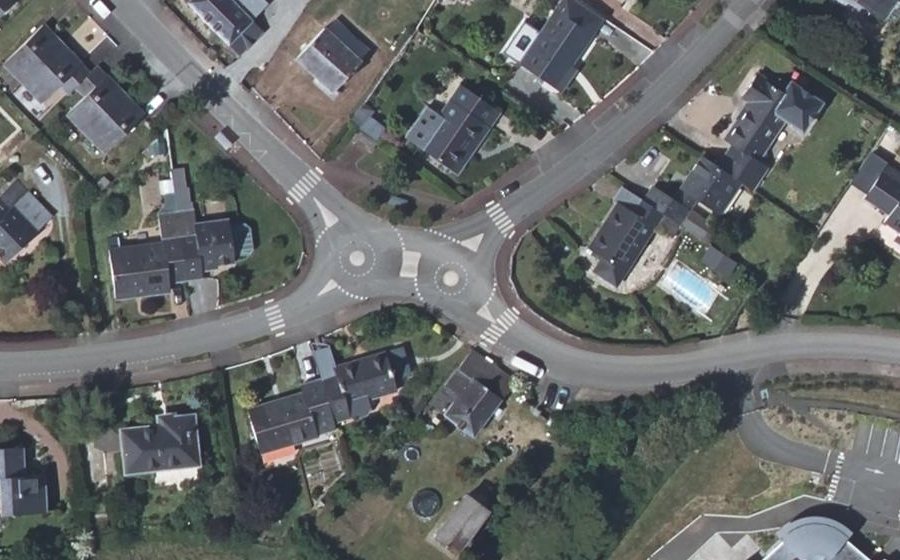 Vue aérienne du Rond-point anonyme n°320745096