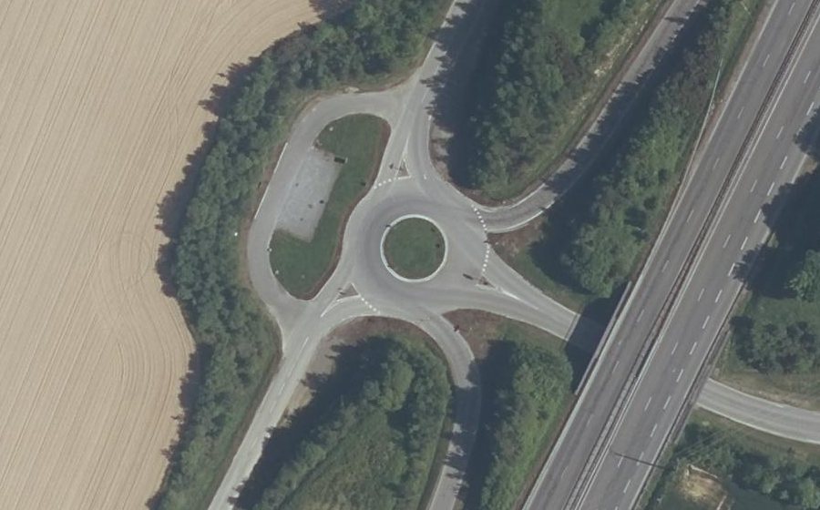 Vue aérienne du Rond-point anonyme n°320746304