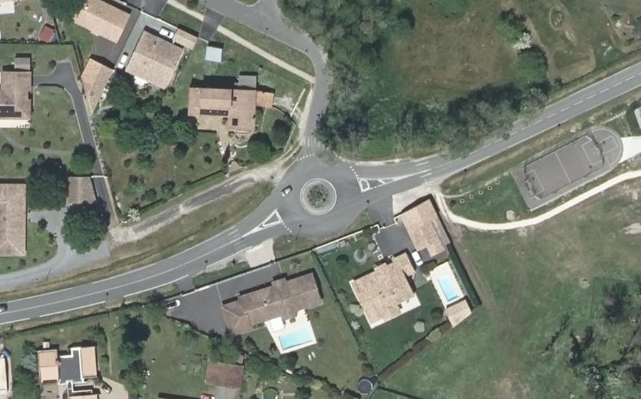 Vue aérienne du Rond-point anonyme n°320769657