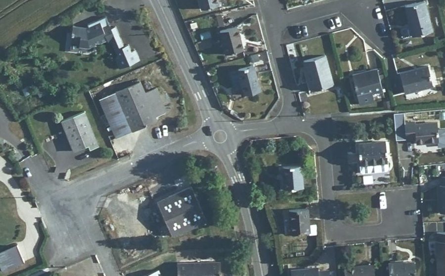 Vue aérienne du Rond-point anonyme n°320870851