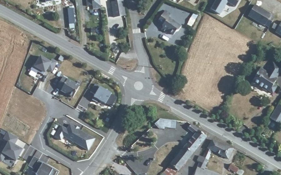 Vue aérienne du Rond-point anonyme n°320871367