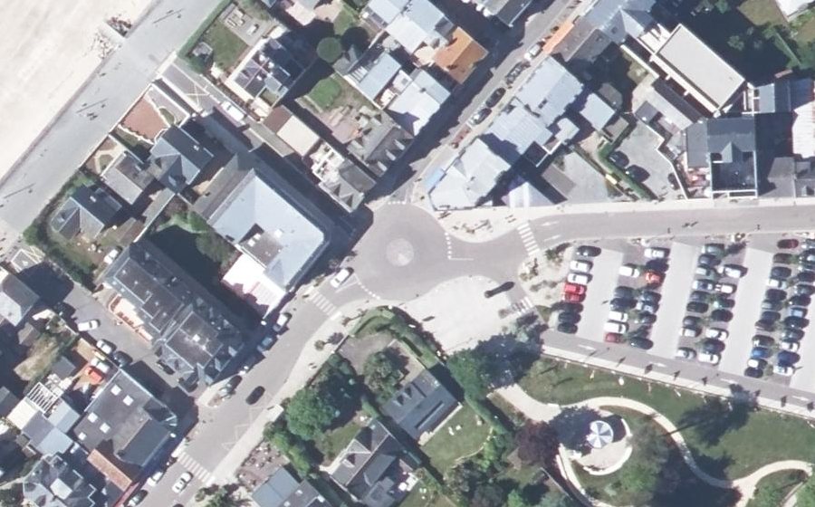 Vue aérienne du Rond-point anonyme n°320872545