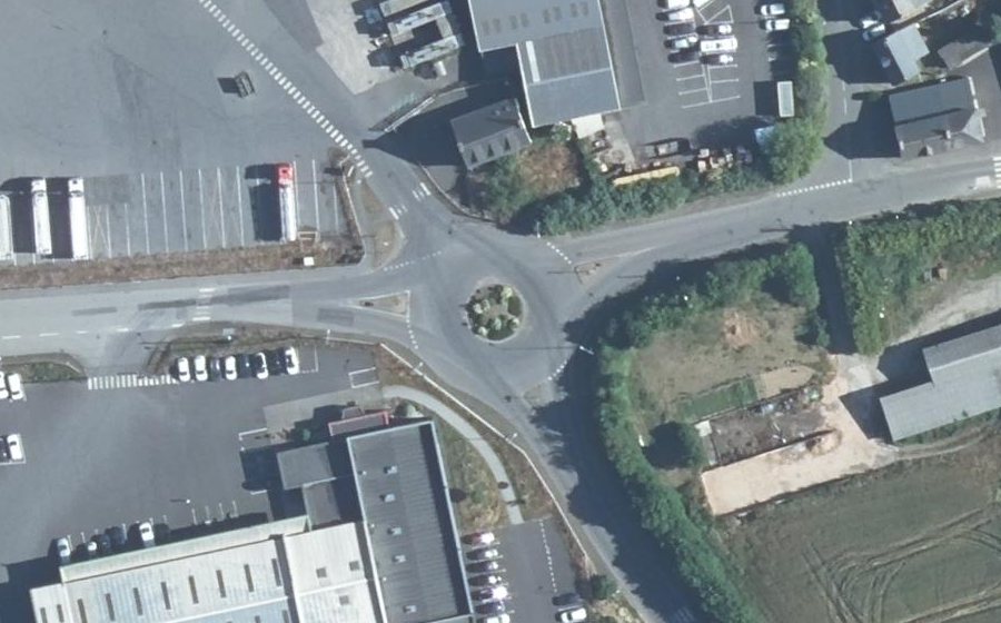 Vue aérienne du Rond-point anonyme n°320873530