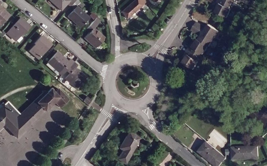 Vue aérienne du Rond-point anonyme n°32087363