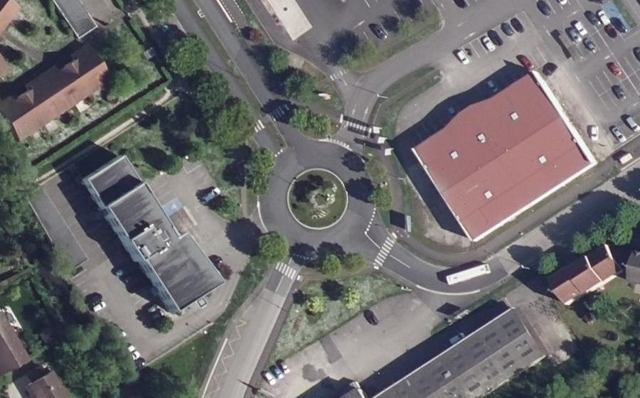 Vue aérienne du Rond-point anonyme n°32087365