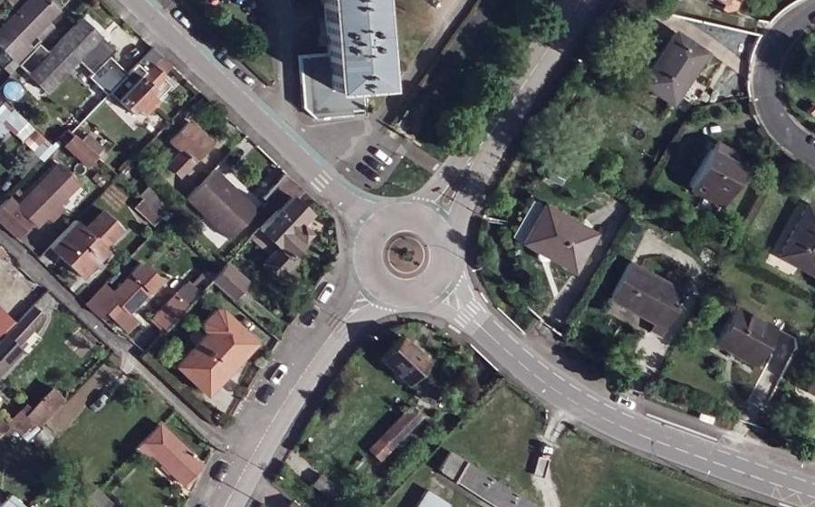 Vue aérienne du Rond-point anonyme n°32087375