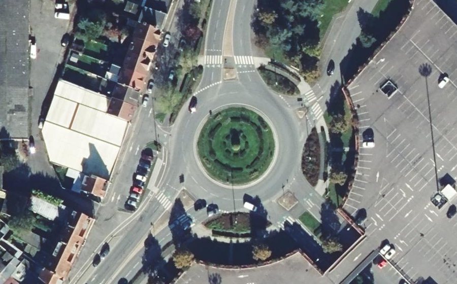 Vue aérienne du Rond-point anonyme n°320952180