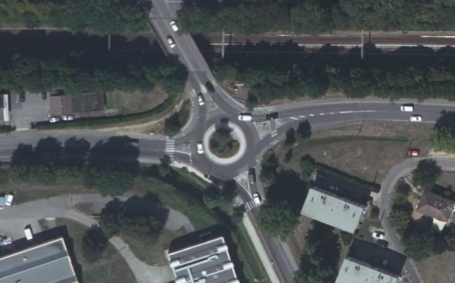 Vue aérienne du Rond-point anonyme n°320966626