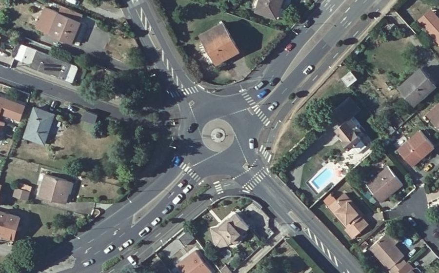 Vue aérienne du Rond-point anonyme n°32108213