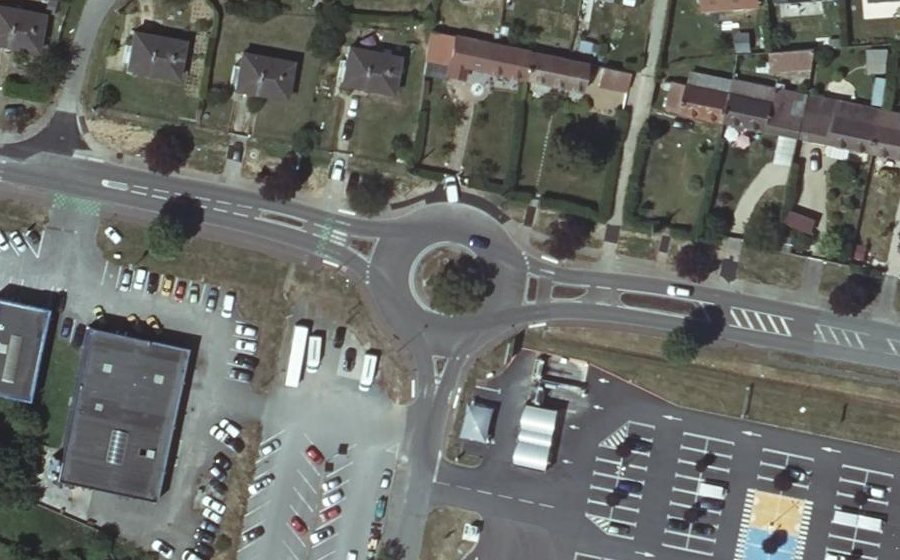 Vue aérienne du Rond-point anonyme n°321128842