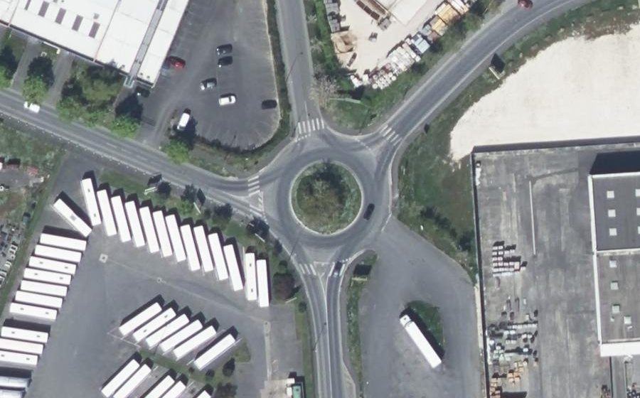 Vue aérienne du Rond-point anonyme n°32119453
