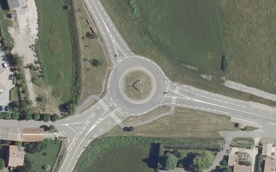 Vue aérienne du Rond-point anonyme n°32120684