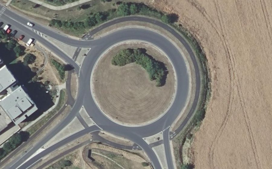 Vue aérienne du Rond-point anonyme n°32123470
