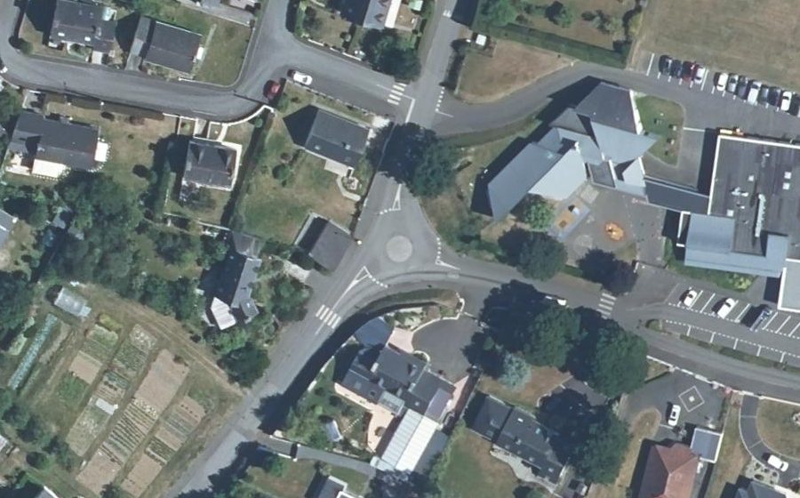 Vue aérienne du Rond-point anonyme n°321248326