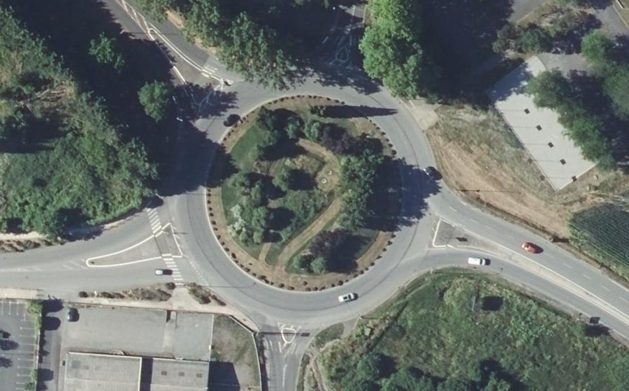 Vue aérienne du Rond-point anonyme n°32130485