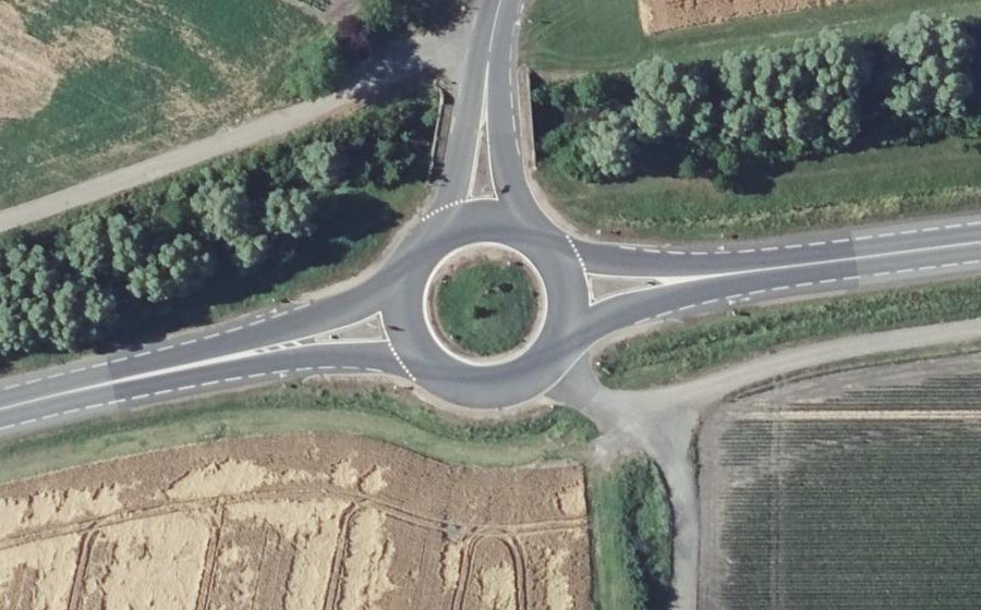 Vue aérienne du Rond-point anonyme n°32131382