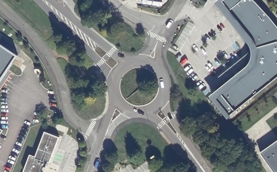 Vue aérienne du Rond-point anonyme n°32131743