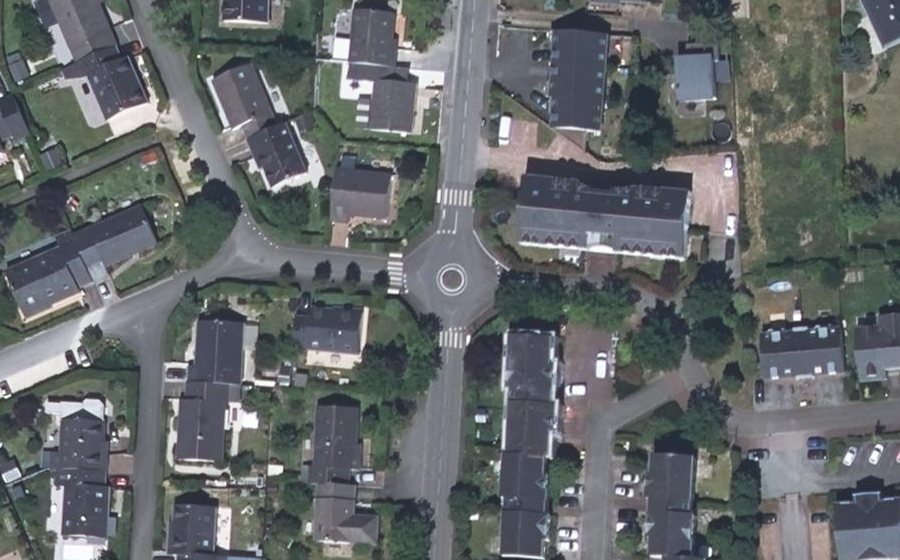 Vue aérienne du Rond-point anonyme n°321381096