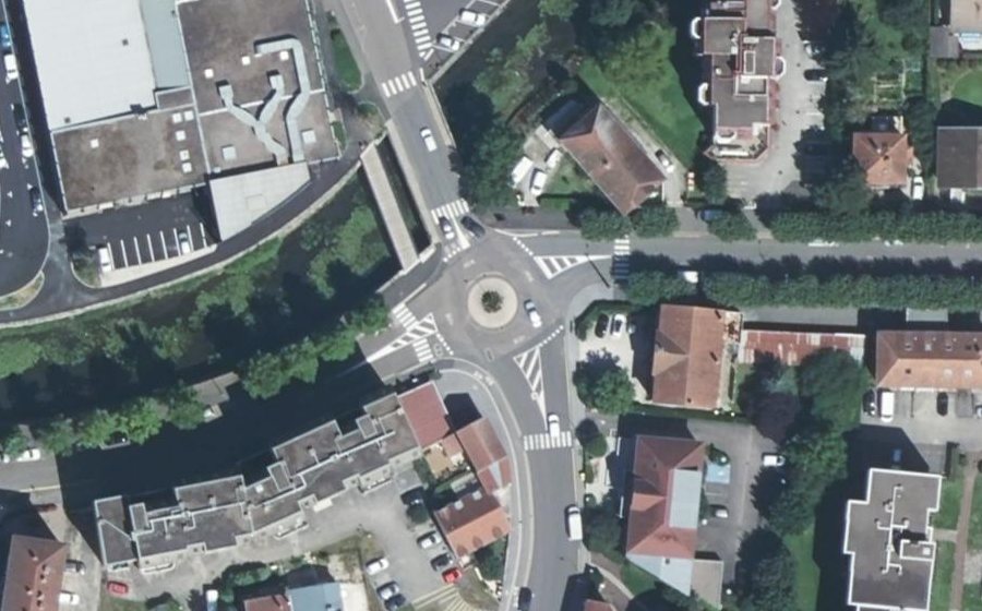 Vue aérienne du Rond-point anonyme n°321385655
