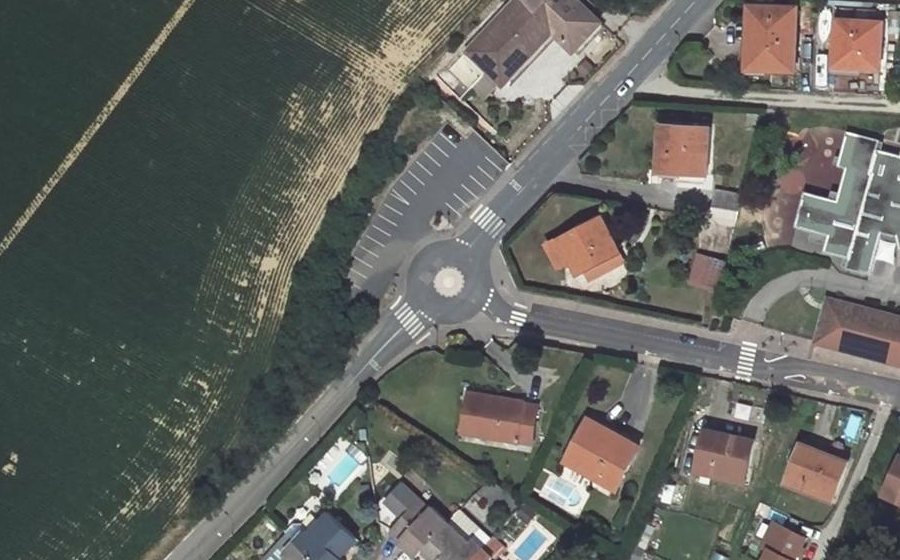 Vue aérienne du Rond-point anonyme n°321421846