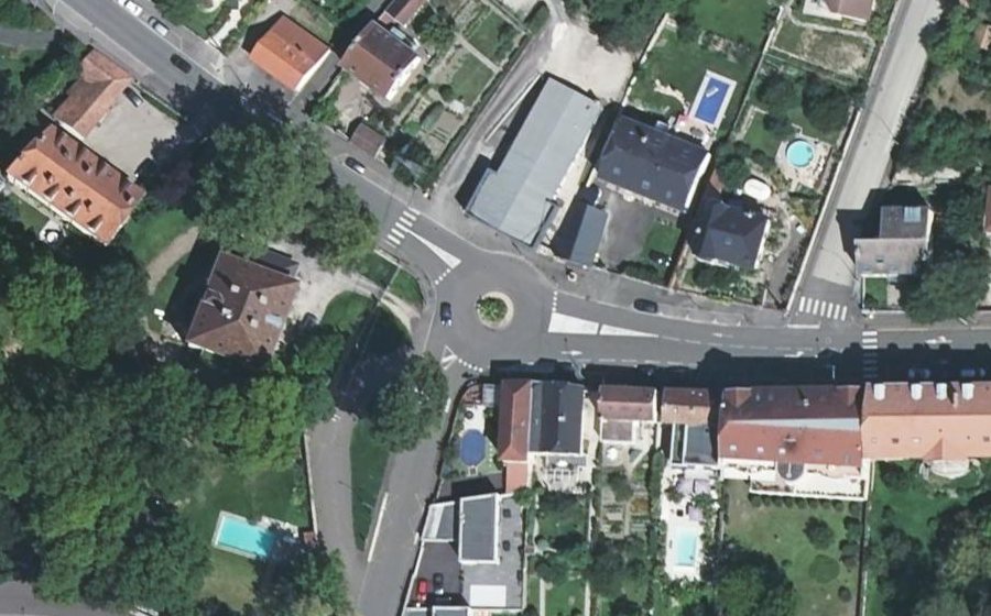 Vue aérienne du Rond-point anonyme n°321428439