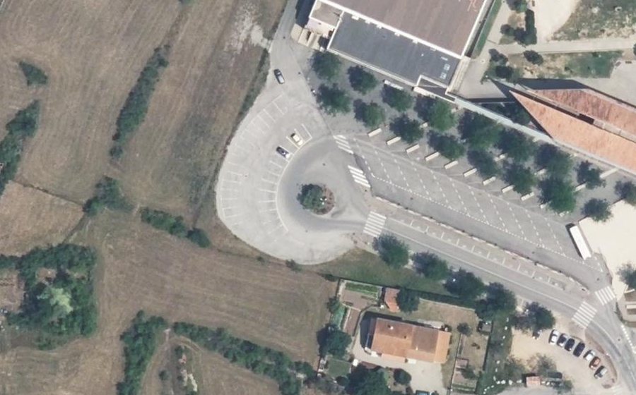 Vue aérienne du Rond-point anonyme n°321465402